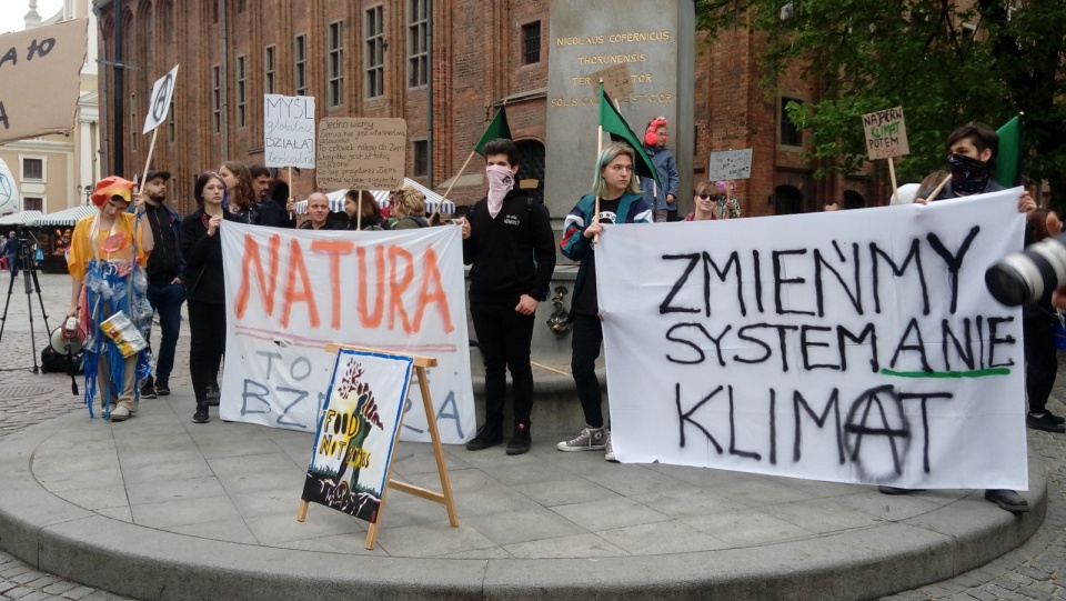 Manifestacja na Rynku Staromiejskim w Toruniu. Fot. Adriana Andrzejewska