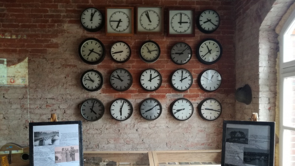 Stare zegary, meble, pocztówki i zdjęcia to atrakcje wystawy historycznej otwartej w Tleniu w powiecie świeckim. Fot. Marcin Doliński