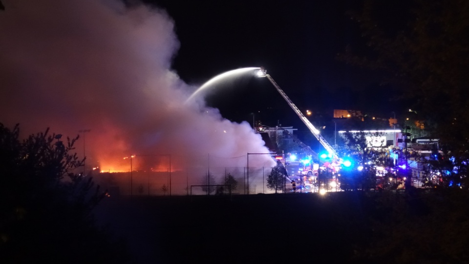 Pożar gasiło kilkudziesięciu strażaków. W zdarzeniu nikt nie ucierpiał. Fot. A.Krystek