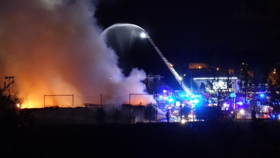 Pożar gasiło kilkudziesięciu strażaków. W zdarzeniu nikt nie ucierpiał. Fot. A.Krystek