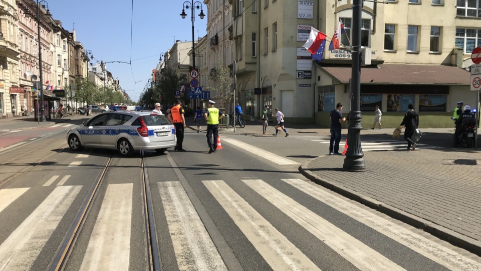 Utrudnienia powstały z powodu biegu "Bydgoszcz na start". Fot. Tomasz Kaźmierski