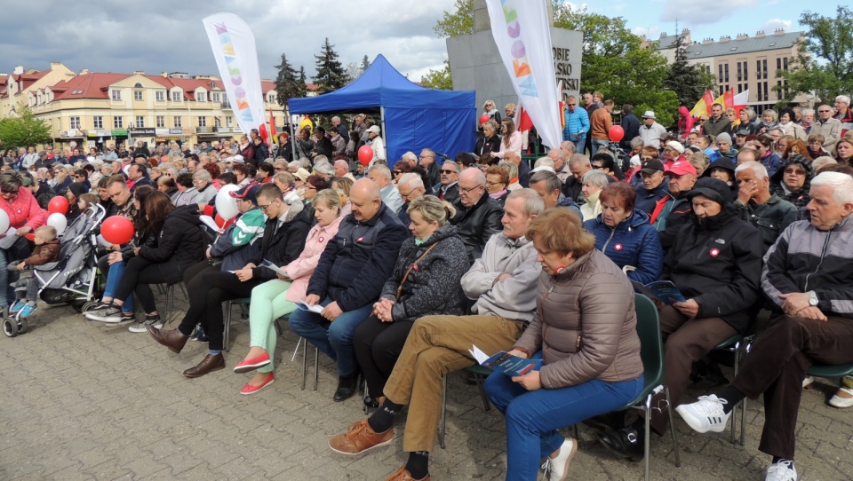 Wspólne śpiewanie pieśni patriotycznych we Włocławku. Fot. Marek Ledwosiński