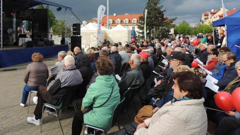 Wspólne śpiewanie pieśni patriotycznych we Włocławku. Fot. Marek Ledwosiński