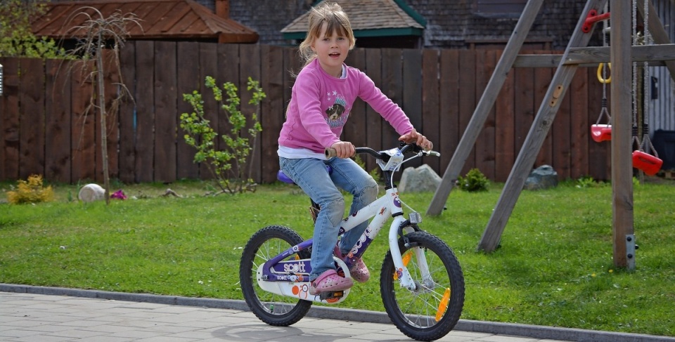 Nie tylko dla nagród, ale przede wszystkim dla zdrowia opłaca się do szkoły jeździć rowerem./fot. Pixabay