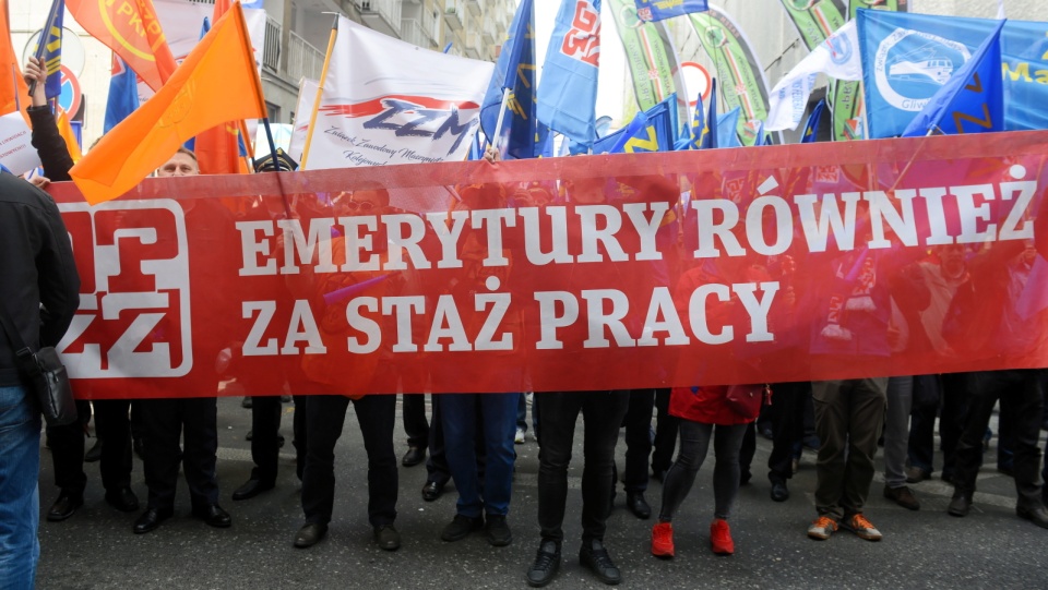 Manifestacja Ogólnopolskiego Porozumienia Związków Zawodowych przed siedzibą Ministerstwa Rodziny, Pracy i Polityki Społecznej w Warszawie. Fot. PAP/Jakub Kamiński