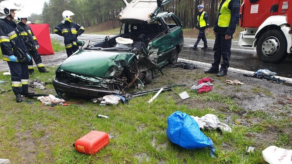 Samochód osobowy zderzył się z ciężarowym. Zginął kierowca osobówki. Droga była zablokowana. Fot. OSP Brzoza