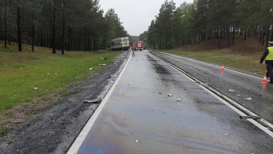 Samochód osobowy zderzył się z ciężarowym. Zginął kierowca osobówki. Droga była zablokowana. Fot. OSP Brzoza