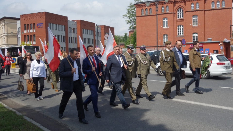 Uczestnicy Toruńskiego Marszu Pułkownika Pileckiego w pochodzie pod pomnik gen. Hallera. Fot. Michał Zaręba