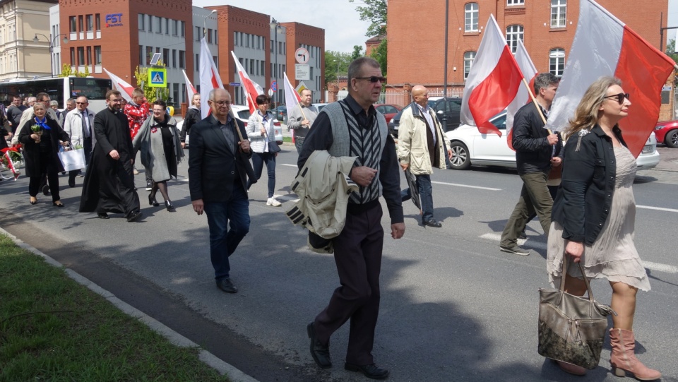 Uczestnicy Toruńskiego Marszu Pułkownika Pileckiego w pochodzie pod pomnik gen. Hallera. Fot. Michał Zaręba