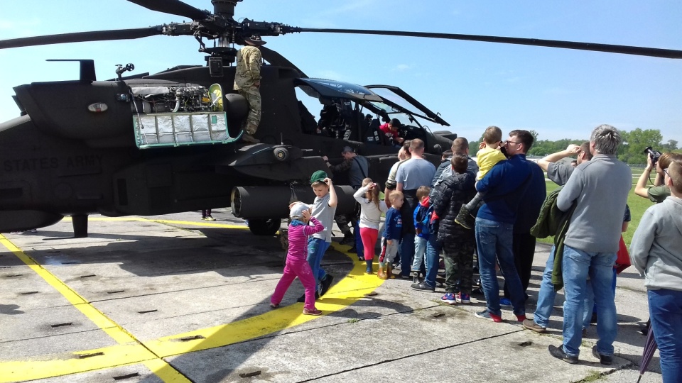 Kolejka do amerykańskiego śmigłowca AH-64 Apache. Fot. Tomasz Gronet