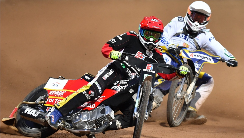 Zawodnicy Betardu Sparty Wrocław Max Fricke (kask czerwony) oraz Maksymilian Bogdanowicz (biały) z Gett Well Toruń podczas zaległego meczu 3. kolejki ekstraligi żużlowej 2019. Fot. PAP/Maciej Kulczyński