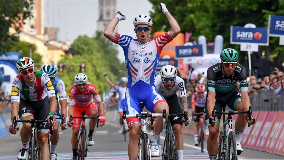Na pierwszym planie Francuz Arnaud Demare, triumfator 10. etapu Giro d