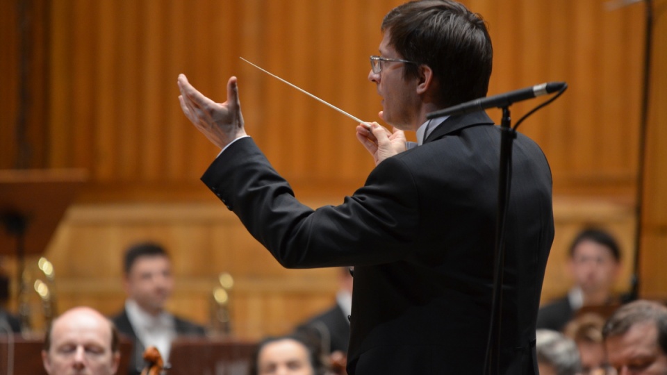 Orkiestrę Symfoniczną Filharmonii Pomorskiej poprowadzi od pulpitu Tomasz Tokarczyk/fot. materiały Filharmonii