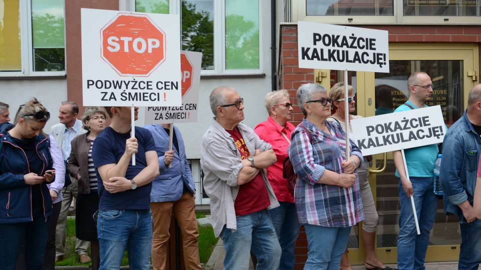 Protest przeciwko podwyżkom opłat za śmieci w Inowrocławiu/fot. Sławomir Jezierski