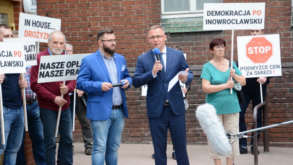 Protest przeciwko podwyżkom opłat za śmieci w Inowrocławiu/fot. Sławomir Jezierski