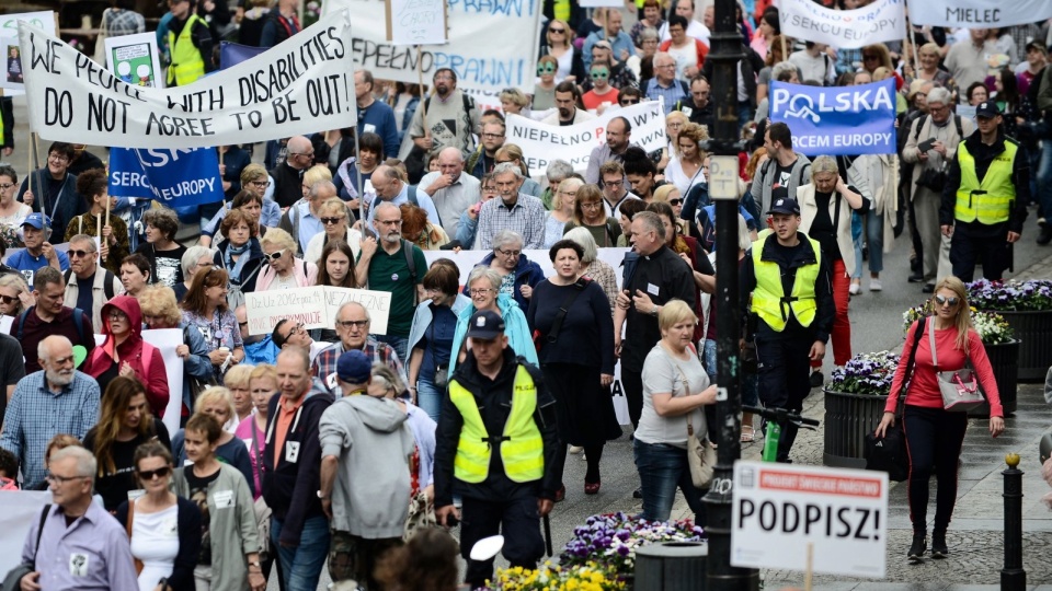 Protestujący chcieli zwrócić uwagę na problemy osób niepełnosprawnych. Domagali się także większego wsparcia ze strony państwa. PAP/Jakub Kamiński