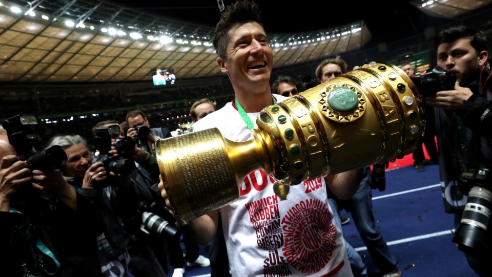 Na zdjęciu Robert Lewandowski, piłkarz Bayernu Monachium, z Pucharem Niemiec. Fot. PAP/EPA/FELIPE TRUEBA