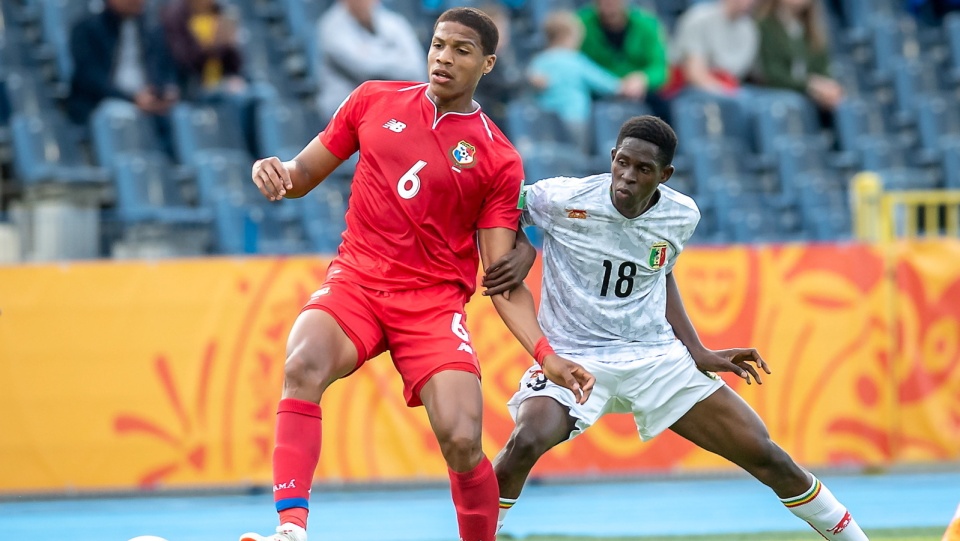 Zawodnik Panamy Ernesto Emanuel Walker Willis (z lewej) i Boubacar Traore (z prawej) z Mali podczas meczu grupy E piłkarskich mistrzostw świata do lat 20 w Bydgoszczy. Fot. PAP/Tytus Żmijewski