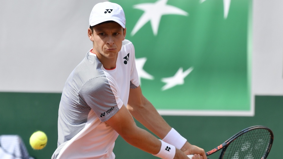 Na zdjęciu Hubert Hurkacz podczas meczu z Novakiem Djokoviciem w 1. rundzie French Open 2019. Fot. PAP/EPA/JULIEN DE ROSA