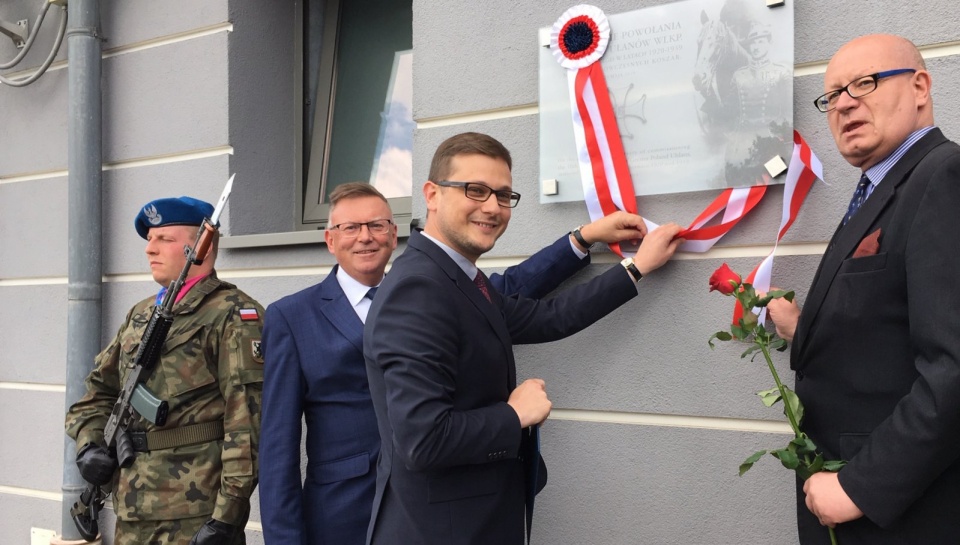 Tablicę pamiątkową ufundowały władze miasta, a inicjatorem było bydgoskie Koło Przyjaciół 16. pułku. Fot. Elżbieta Rupniewska