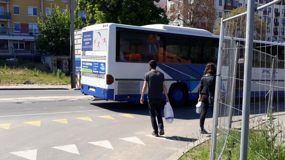 W ciągu 10 minut naliczyliśmy kilkadziesiąt osób, przechodzących między samochodami na ul. Kujawskiej/fot. Kamila Zroślak