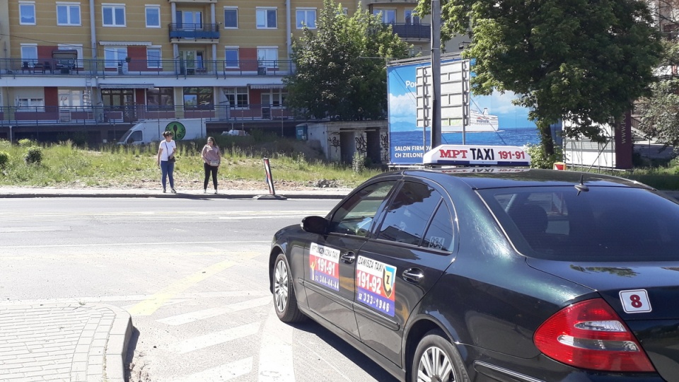 W ciągu 10 minut naliczyliśmy kilkadziesiąt osób, przechodzących między samochodami na ul. Kujawskiej/fot. Kamila Zroślak