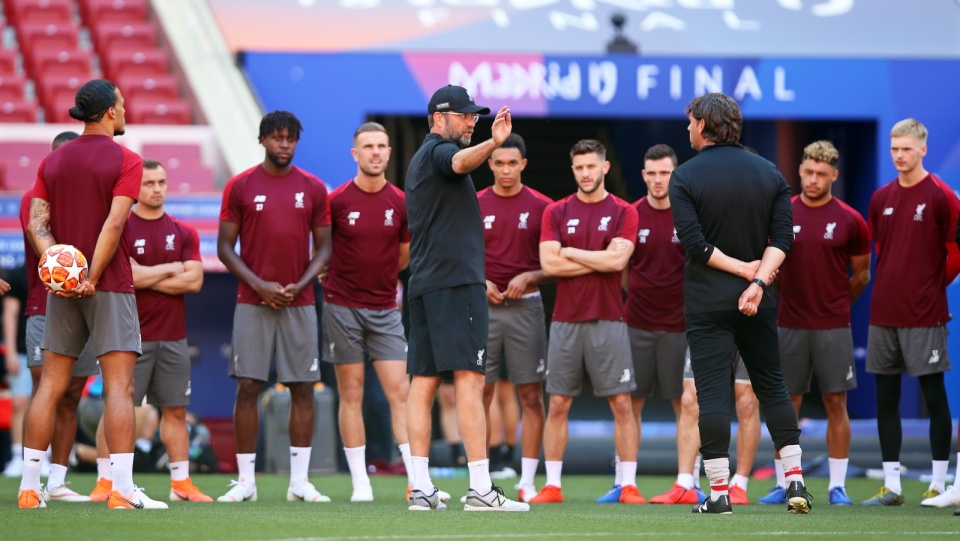 Trening piłkarzy Liverpoolu przed sobotnim finałem Ligi Mistrzów z Tottenhamem. Fot. PAP/EPA/TOLGA BOZOGLU