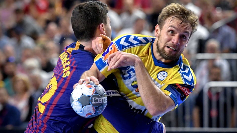 Zdjęcie z meczu o 3. miejsce w Lidze Mistrzów piłkarzy ręcznych 2018/2019 PGE Vive Kielce kontra Barca Lassa. Fot. PAP/EPA/SASCHA STEINBACH