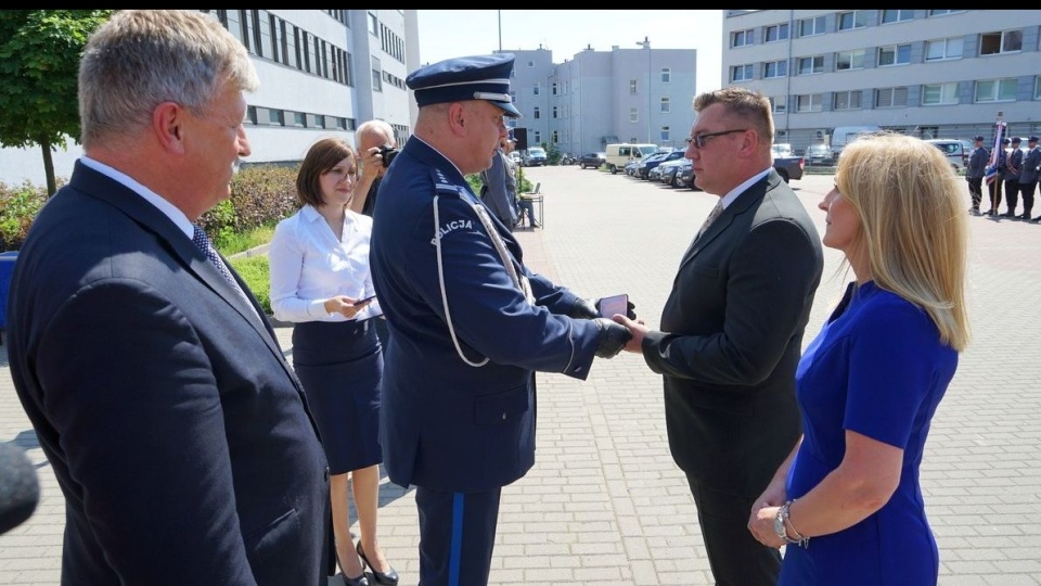 Krzysztof Gorzycki, konserwator ze szkoły w Brześciu Kujawskim odebrał medal od Komendanta Wojewódzkiego Policji, insp. Pawła spychały./fot. KWP Bydgoszcz