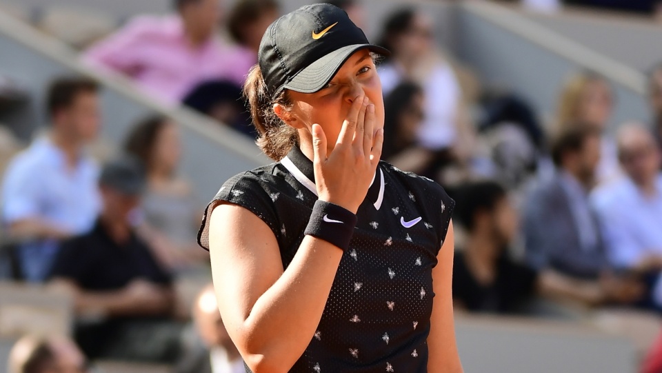 Na zdjęciu Iga Świątek podczas meczu z Simoną Halep w 4. rundzie Rolanda Garossa 2019. Fot. PAP/EPA/CAROLINE BLUMBERG