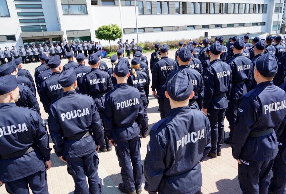 Ślubowanie nowo przyjętych policjantów kujawsko- pomorskich. W gronie 59 funkcjonariuszy jest 11 kobiet. 29 policjantów zasili szeregi bydgoskich komisariatów i wydziałów, reszta będzie pracować w innych częściach regionu./fot. Komenda Wojewódzka Policji w Bydgoszczy