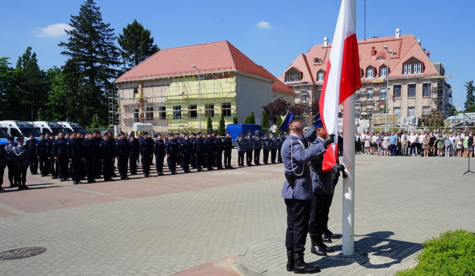 Ślubowanie nowo przyjętych policjantów kujawsko- pomorskich. W gronie 59 funkcjonariuszy jest 11 kobiet.29 policjantów zasili szeregi bydgoskich komisariatów i wydziałów, reszta będzie pracować w innych częściach regionu./fot. Komenda Wojewódzka Policji w Bydgoszczy