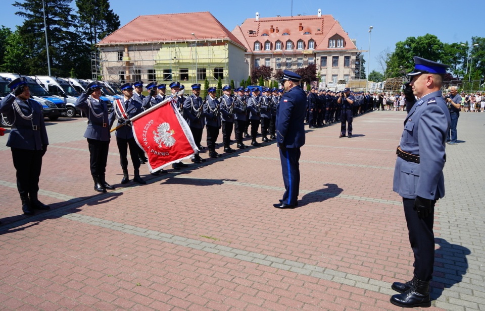 Ślubowanie nowo przyjętych policjantów kujawsko- pomorskich. W gronie 59 funkcjonariuszy jest 11 kobiet.29 policjantów zasili szeregi bydgoskich komisariatów i wydziałów, reszta będzie pracować w innych częściach regionu./fot. Komenda Wojewódzka Policji w Bydgoszczy