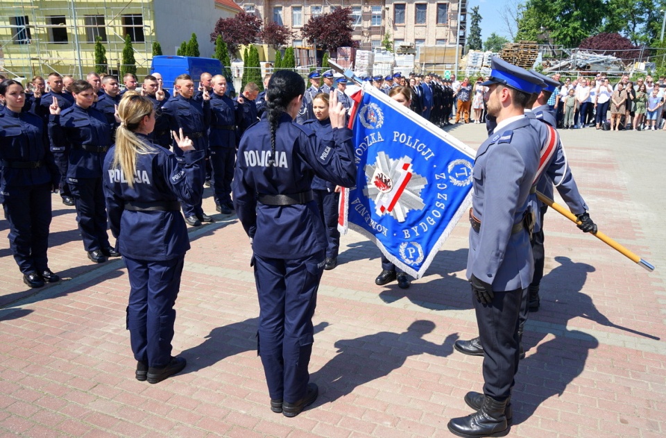 Ślubowanie nowo przyjętych policjantów kujawsko- pomorskich. W gronie 59 funkcjonariuszy jest 11 kobiet.29 policjantów zasili szeregi bydgoskich komisariatów i wydziałów, reszta będzie pracować w innych częściach regionu./fot. Komenda Wojewódzka Policji w Bydgoszczy