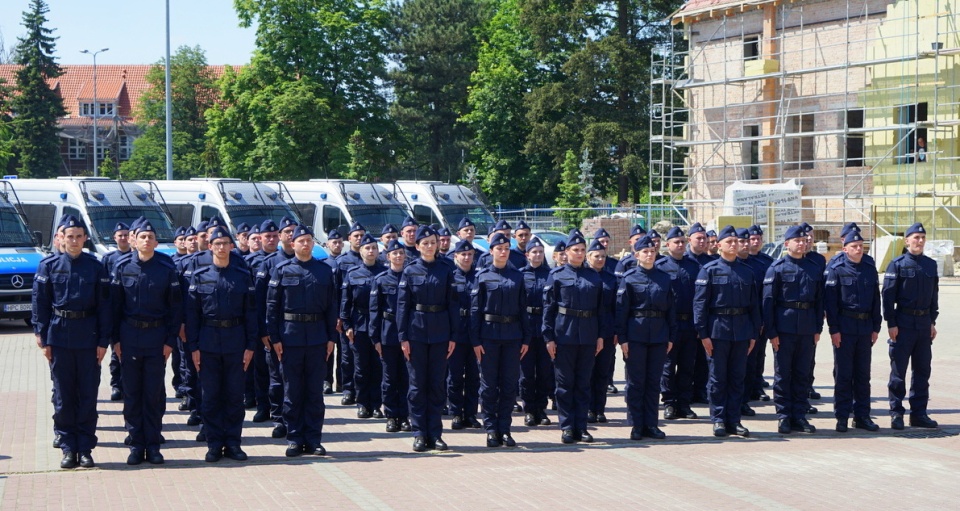 Ślubowanie nowo przyjętych policjantów kujawsko- pomorskich. W gronie 59 funkcjonariuszy jest 11 kobiet.29 policjantów zasili szeregi bydgoskich komisariatów i wydziałów, reszta będzie pracować w innych częściach regionu./fot. Komenda Wojewódzka Policji w Bydgoszczy