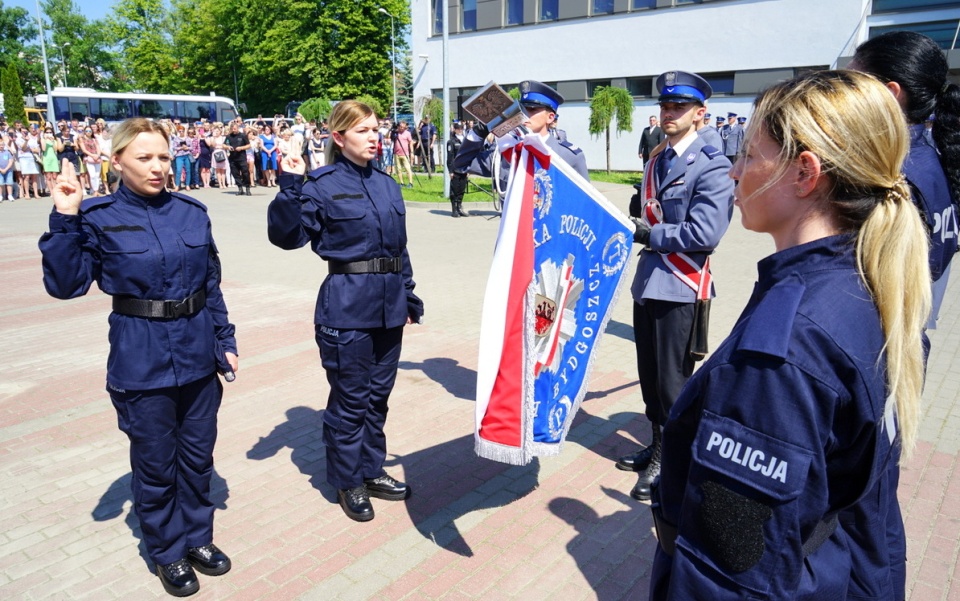 Ślubowanie nowo przyjętych policjantów kujawsko- pomorskich. W gronie 59 funkcjonariuszy jest 11 kobiet.29 policjantów zasili szeregi bydgoskich komisariatów i wydziałów, reszta będzie pracować w innych częściach regionu./fot. Komenda Wojewódzka Policji w Bydgoszczy