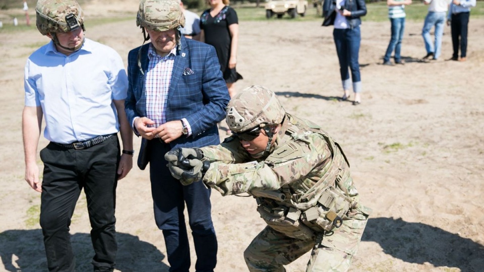 Marszałek województwa Piotr Całbecki i przewodniczący sejmiku Ryszard Bober z wizytą w amerykańskiej bazie./fot. Andrzej Goiński/UMWKP