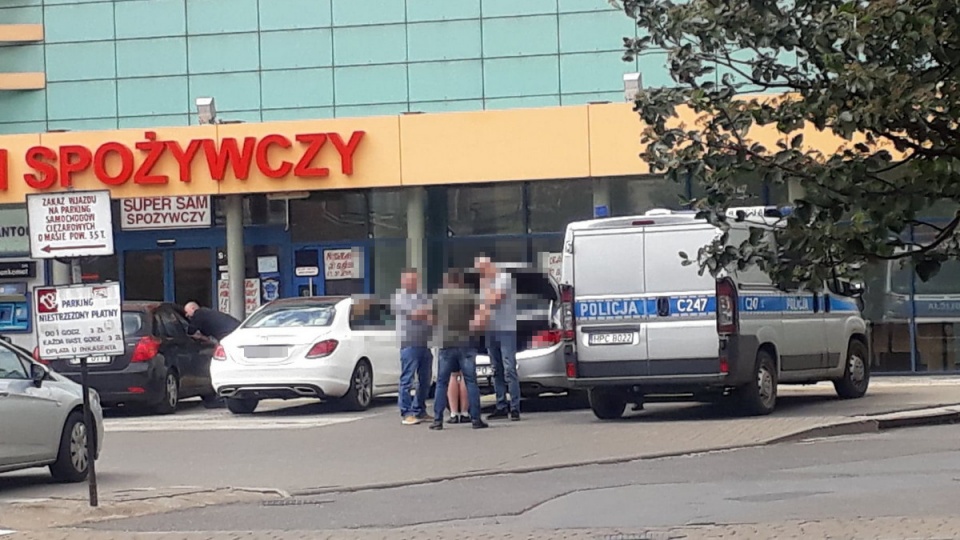 Podejrzanych zatrzymano w centrum Bydgoszczy - pod jednym z centrów handlowych/fot. Kamila Zroślak