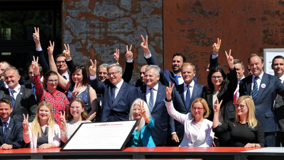 Sygnatariusze Deklaracji wolności i solidarności pozują do wspólnego zdjęcia przed Pomnikiem Poległych Stoczniowców na pl/ Solidarności w Gdańsku. Fot. PAP/Adam Warżawa