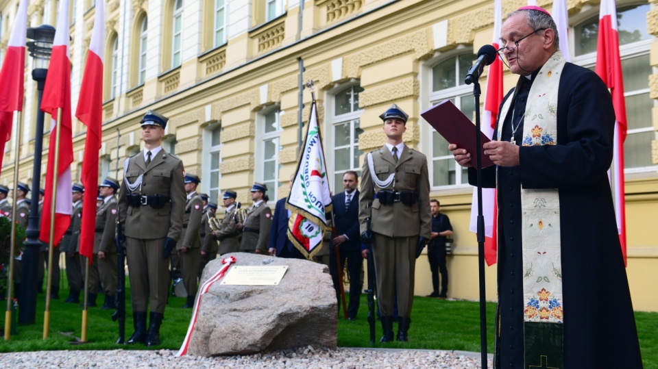 Biskup Michał Janocha podczas uroczystości odsłonięcia kamienia węgielnego pod pomnik premiera Jana Olszewskiego przed KPRM w Warszawie. Fot. PAP/Jakub Kamiński