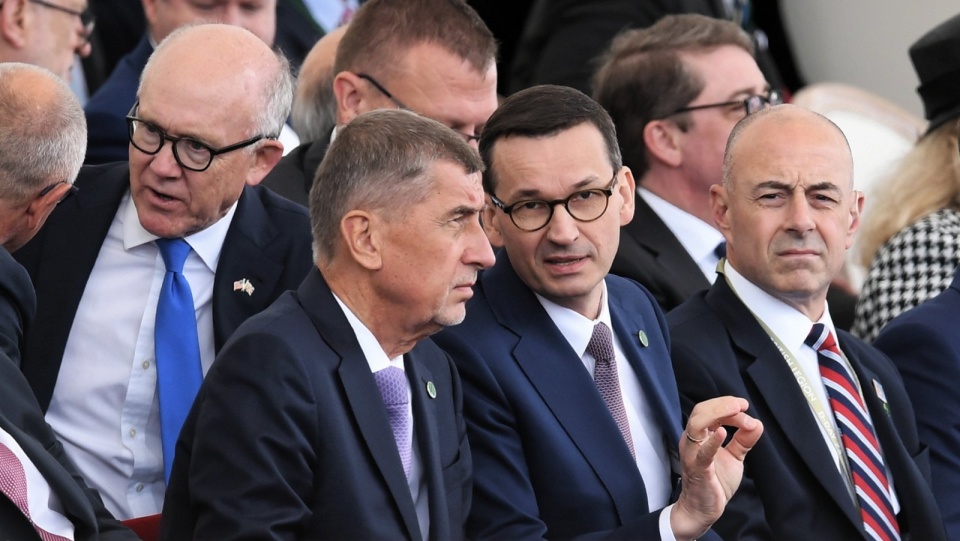 Premier Mateusz Morawiecki (2P) i premier Czech Andrej Babis (2L) podczas obchodów upamiętniających 75. rocznicę lądowania sił sprzymierzonych w Normandii. Fot. PAP/Radek Pietruszka