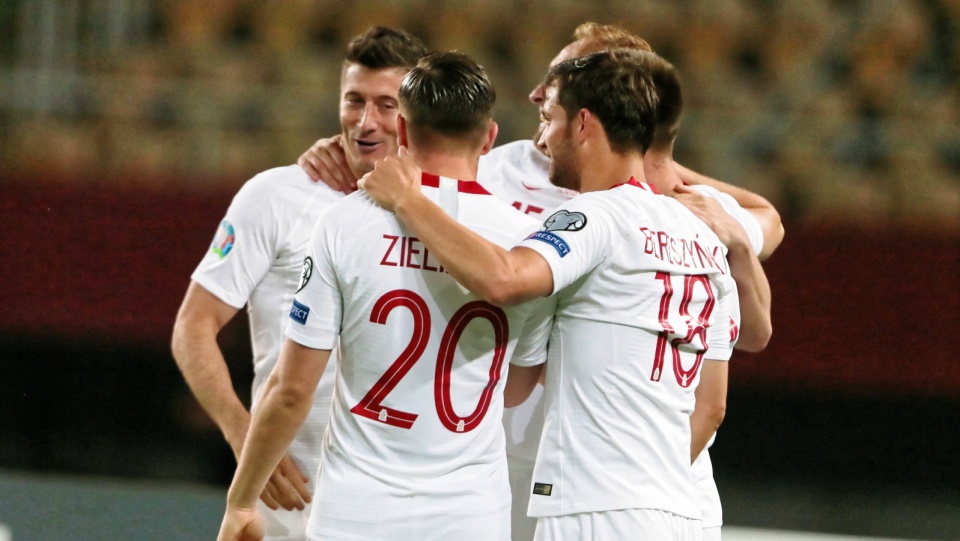 Polscy piłkarze cieszą się ze zwycięskiej bramki na 1:0 w wyjazdowym meczu z Macedonią Północną w eliminacjach do Euro 2020. Fot. PAP/Andrzej Lange