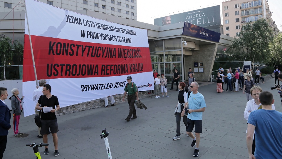 Protest przed warszawskim hotelem Novotel, gdzie odbywają się wspólne obrady rad krajowych PO i Nowoczesnej. Fot. PAP/Wojciech Olkuśnik