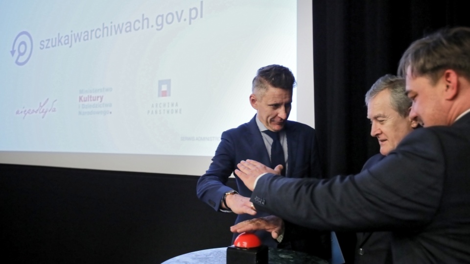 Wicepremier, minister kultury i dziedzictwa narodowego Piotr Gliński (w środku) oraz dyrektor Narodowego Archiwum Cyfrowego Radosław Kałużniak (z lewej) i Naczelny Dyrektor Archiwów Państwowych dr Paweł Pietrzyk podczas uroczystej premiery serwisu internetowego szukajwarchiwach.gov.pl. Fot. PAP/Leszek Szymański