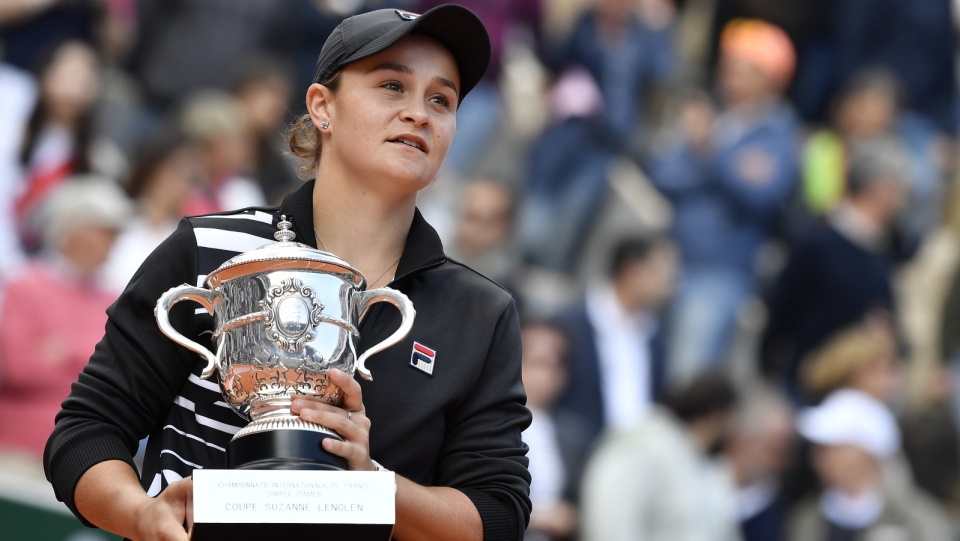 Na zdjęciu Australijka Ashleigh Barty z pucharem za triumf we French Open 2019. Fot. PAP/EPA/JULIEN DE ROSA