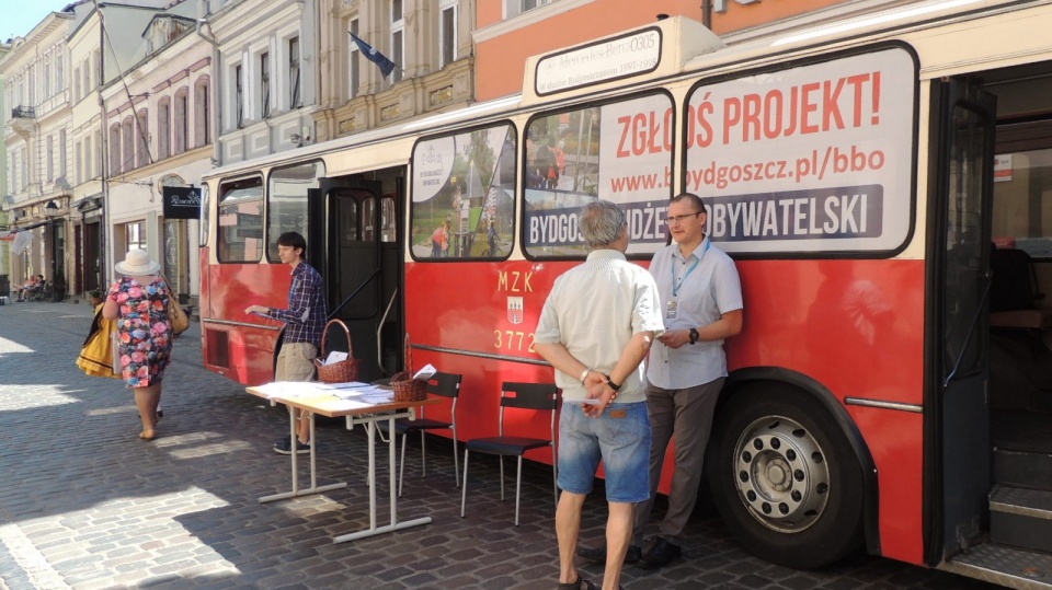 Zabytkowy autobus Bydgoskiego Budżetu Obywatelskiego zaparkował dziś na skrzyżowaniu Długiej i Jezuickiej. Fot. Tatiana Adonis