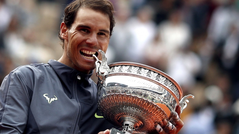 Rafael Nadal cieszy się z triumfu we French Open 2019. Fot. PAP/EPA/YOAN VALAT