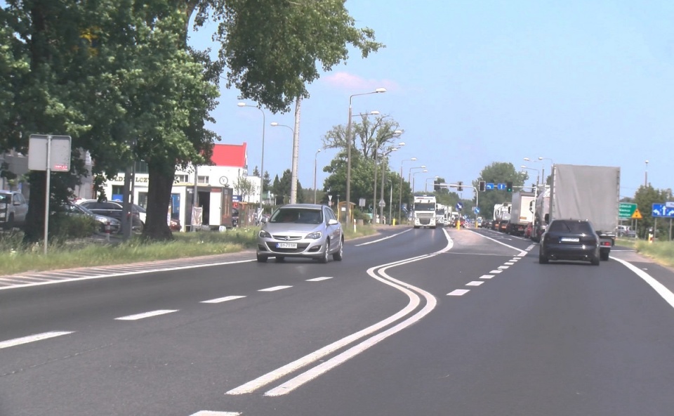 Gdy temperatura powietrza w cieniu osiąga 35 stopni, asfalt niemal się topi. W upalne dni może mieć nawet 50 stopni!/fot. Janusz Wiertel