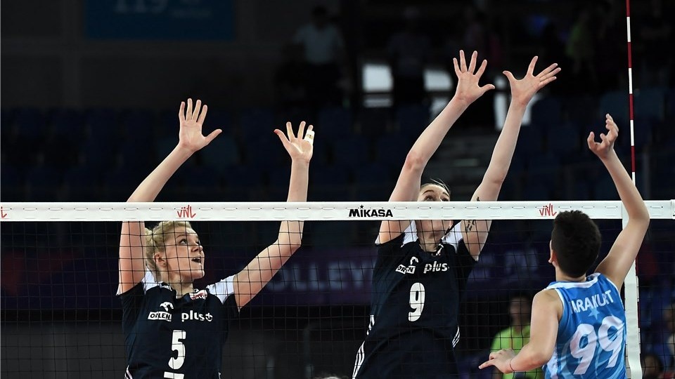 Polskie siatkarki starają się zablokować atak rywalki w meczu z Turcją w 12. kolejce Ligi Narodów Kobiet 2019. Fot. materiały prasowe/volleyball.world