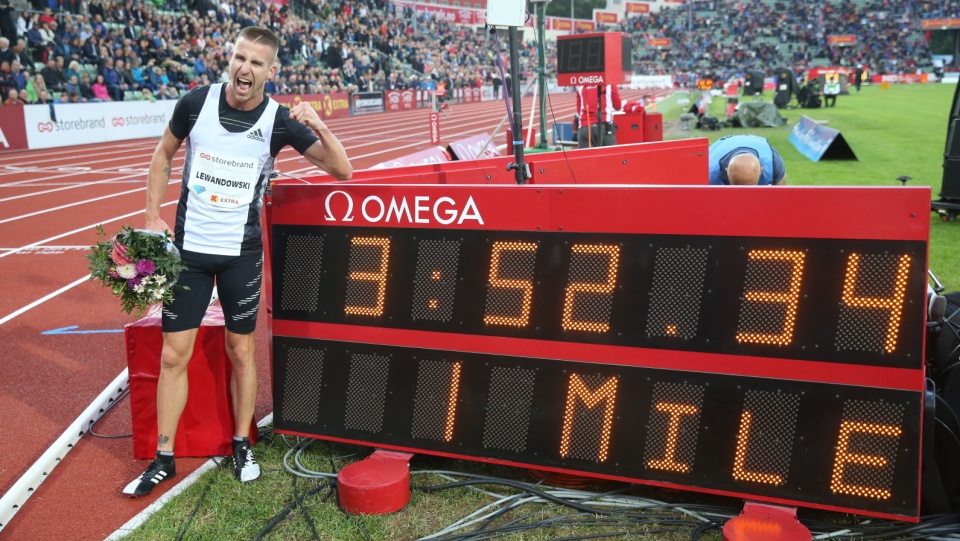 Na zdjęciu Marcin Lewandowski (Zawisza Bydgoszcz) cieszy się z wygrania biegu na milę podczas mityngu Diamentowej Ligi w Oslo i ustanowienia nowego rekordu Polski na tym dystansie. Fot. PAP/EPA/Ryan Kelly